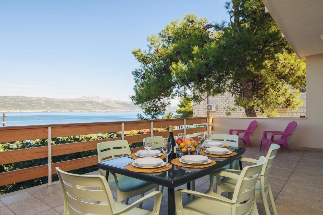 Villa Bua - Beautiful Seafront Apartments Trogir Exterior foto