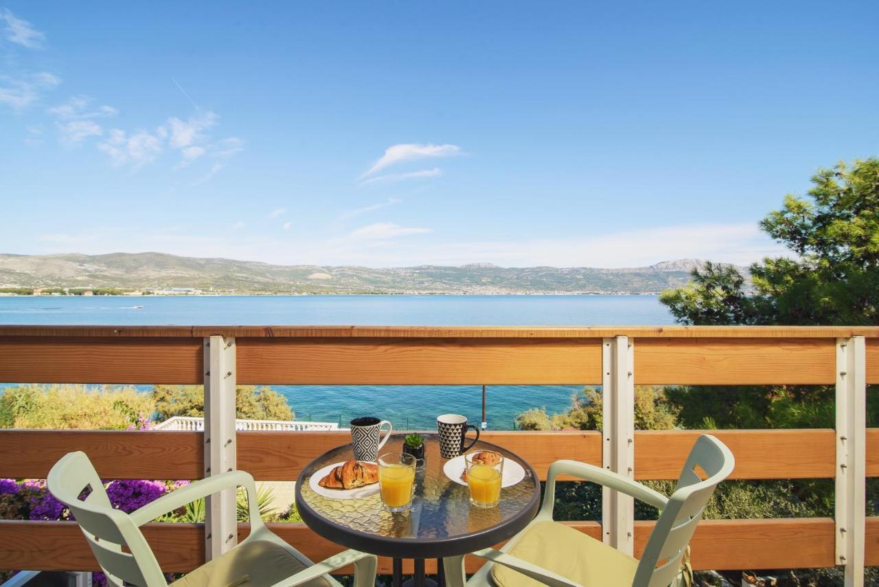 Villa Bua - Beautiful Seafront Apartments Trogir Exterior foto