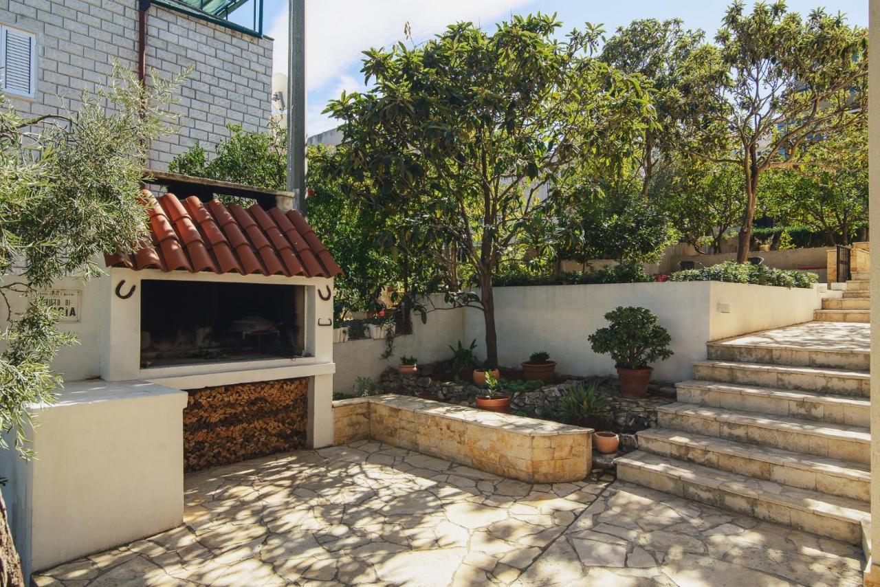Villa Bua - Beautiful Seafront Apartments Trogir Exterior foto