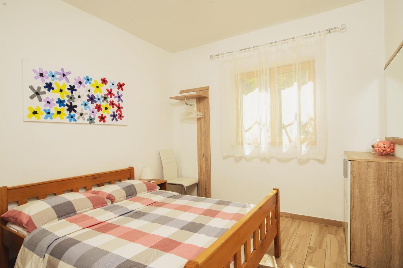 Villa Bua - Beautiful Seafront Apartments Trogir Exterior foto