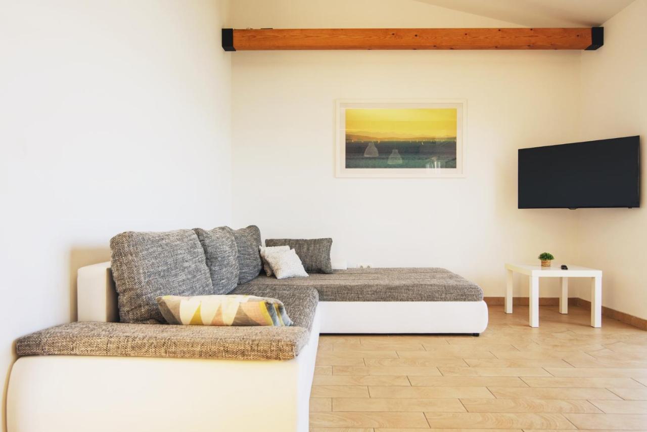 Villa Bua - Beautiful Seafront Apartments Trogir Exterior foto