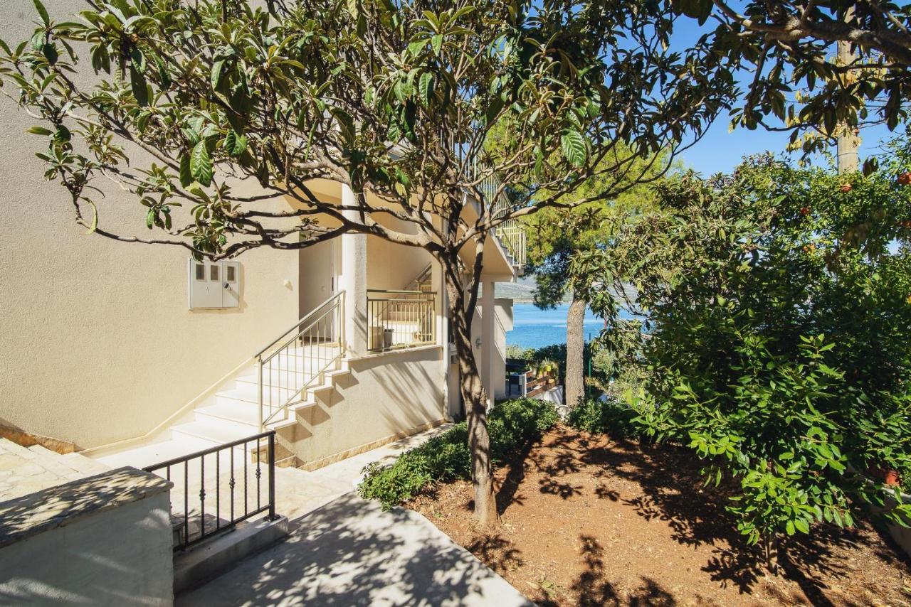 Villa Bua - Beautiful Seafront Apartments Trogir Exterior foto
