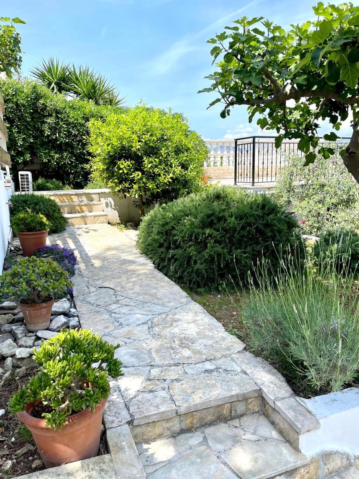 Villa Bua - Beautiful Seafront Apartments Trogir Exterior foto
